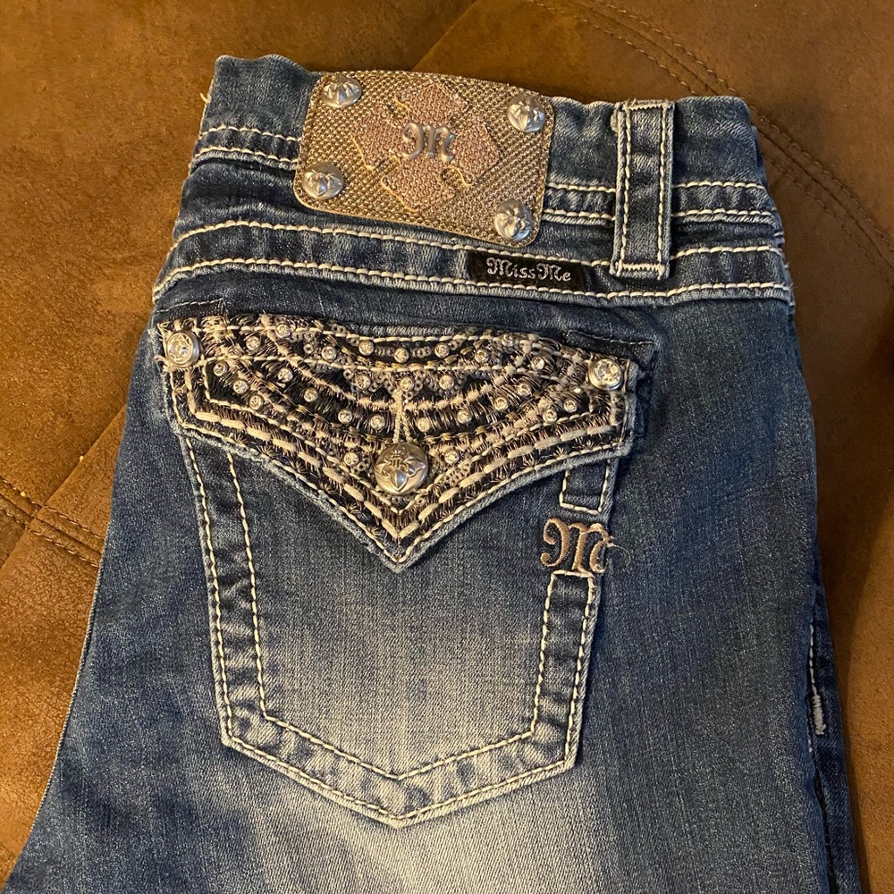 Like new Miss Me Skinny Mid Rise sz 29
